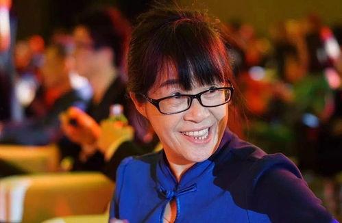 娱乐吃瓜酱余秀华,从“娱乐吃瓜酱”到文学才女,她的人生逆袭之路