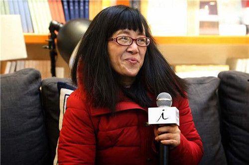 娱乐吃瓜酱余秀华,从“娱乐吃瓜酱”到文学才女,她的人生逆袭之路